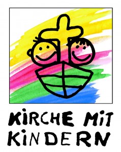 Logo des Kindergottesdienstes. Das ist ein Boot mit einem Kreuz und zwei lanchenden Kindern darauf. Dahinter strahlt der Regenbogen.