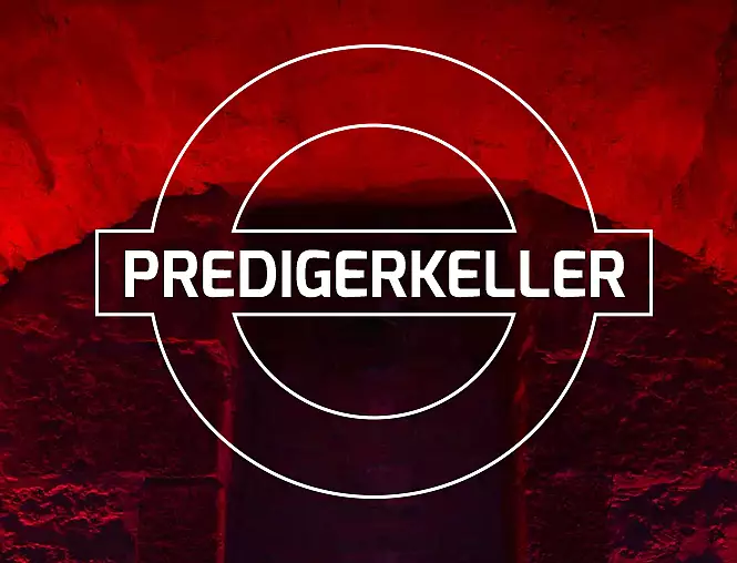 Logo des Predigerkellers auf dunkelrotem Grund