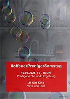 Bunte Seifenblasen fliegen durch die Kirche