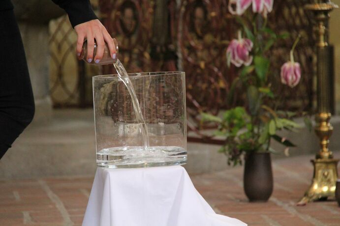 Foto vom Gottesdienst mit Konfi-Taufe