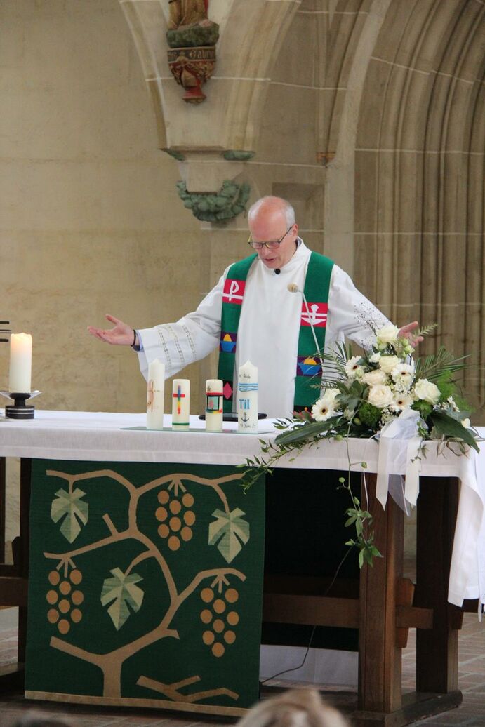 Foto vom Gottesdienst mit Konfi-Taufe